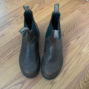 Blundstone V cut pull on boots